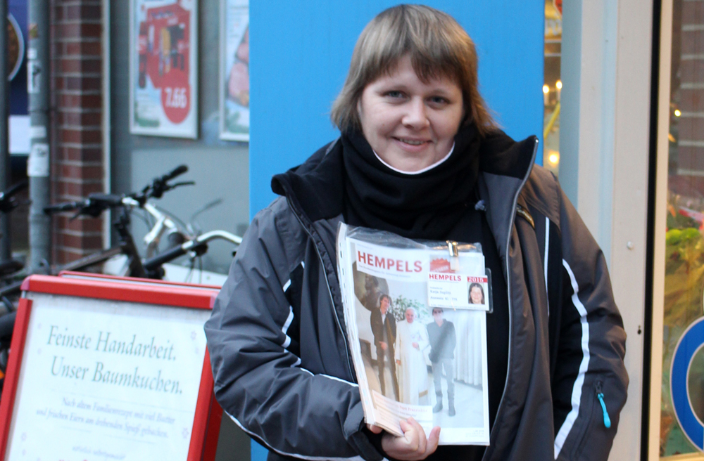 Seit einem Jahr verkauft Katja Supplitt in Kiel das Straßenmagazin "Hempels". Die 39-Jährige war jahrelang arbeitslos und hatte auch kein eigenes Dach über dem Kopf. Das hat sich geändert. Sie wohnt jetzt in einer Mietwohnung und verfügt über ein eher bescheidenes Einkommen. 50 Prozent des Verkaufpreises von 1,80 Euro pro Heft sind ihr Verdienst. Am 11. Februar 2016 wird im Kieler Landeshaus das 20-jährige Bestehen von "Hempels" gefeiert.