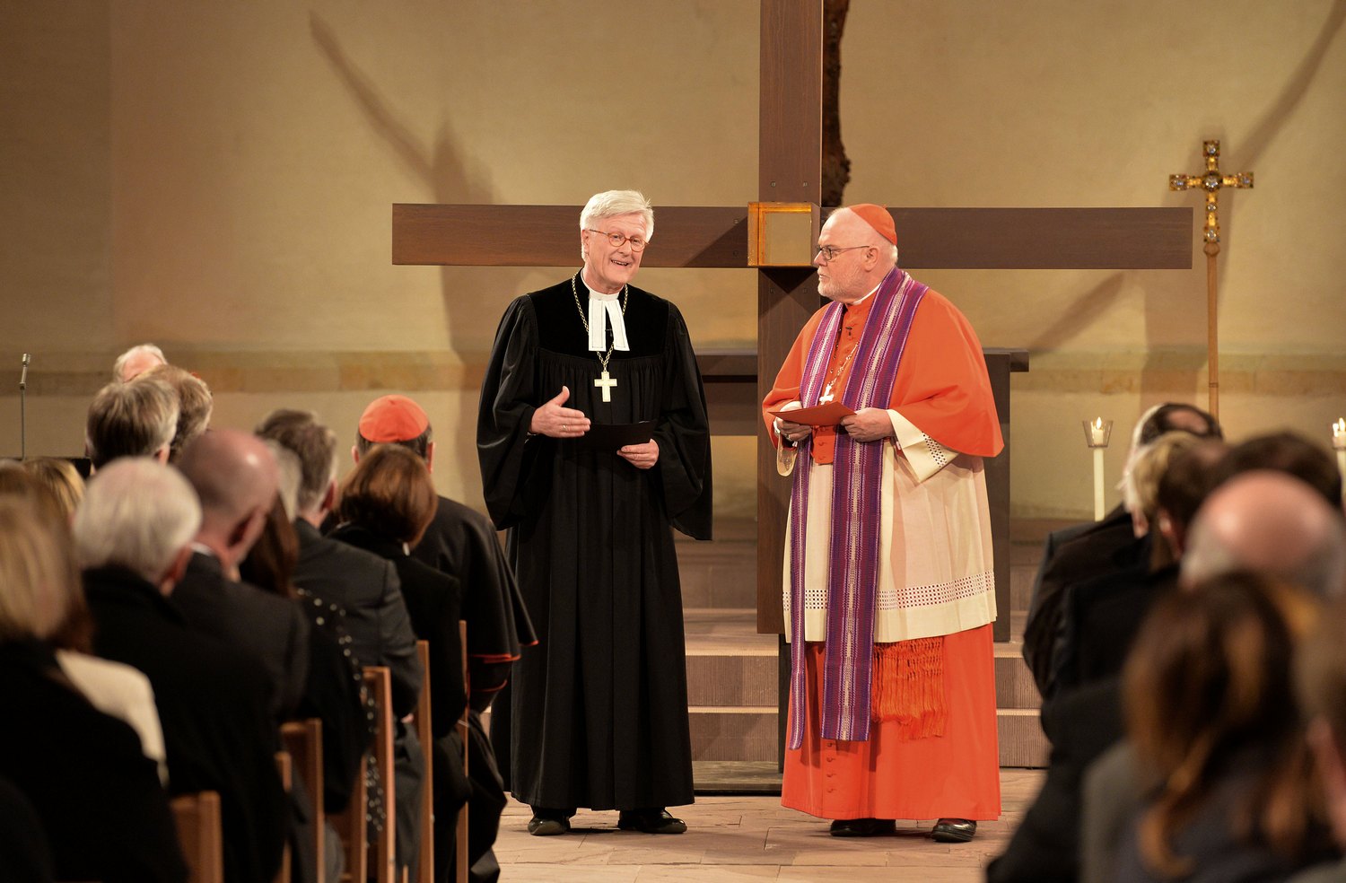 Der EKD-Ratsvorsitzende, Landesbischof Bedford-Strohm (li.), und Vorsitzende der katholischen Bischofskonferenz, Kardinal Marx, beim gemeinsamen Gottesdienst
