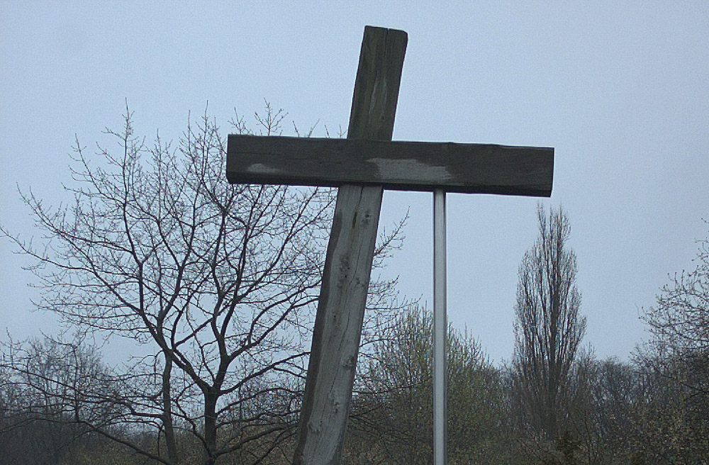 Der Eingangsbereich mit Kreuz zur Gedenkstätte in Fünfeichen bei Neubrandenburg. (Foto vom 16.04.08)