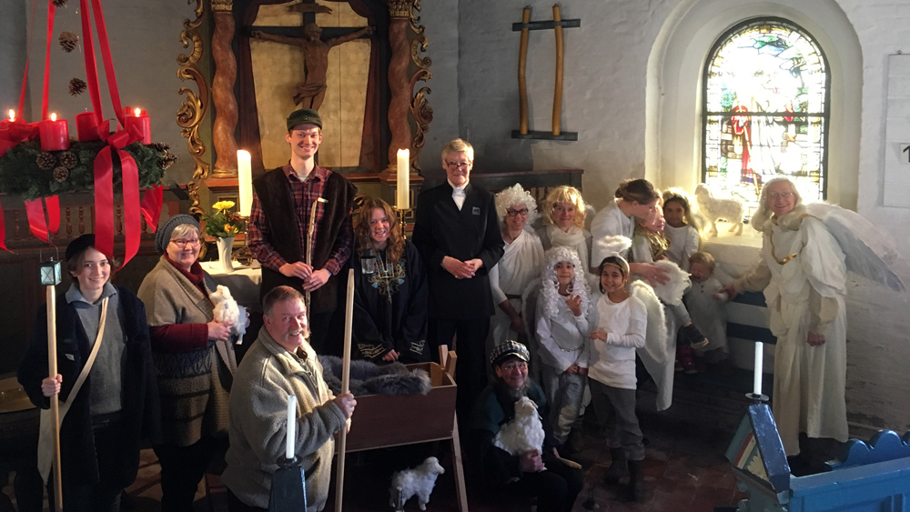 Gertrude von Holdt-Schermuly (Mitte) beim traditionellen Krippenspiel