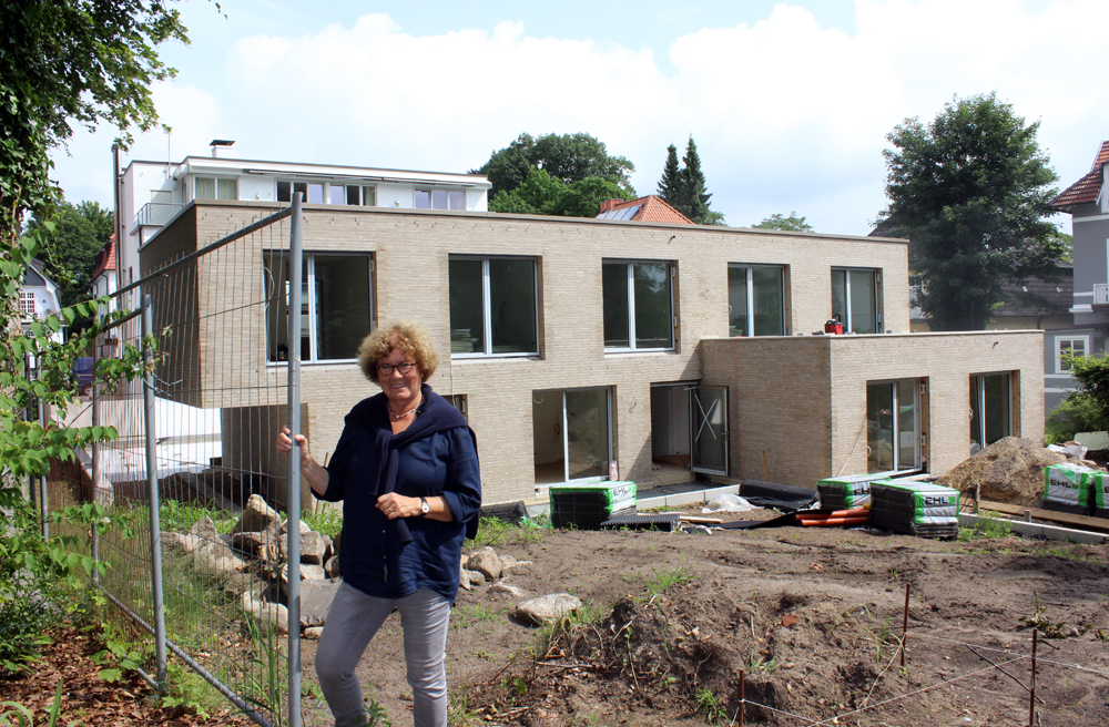 Clarita Loeck vor dem Anbau des Hospizes
