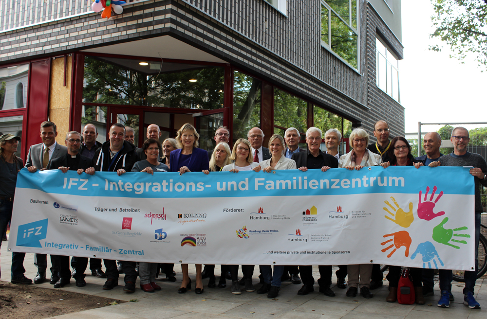 Die Gäste der Eröffnung und das Banner des IFZ