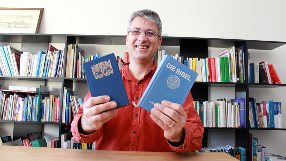 Sönke Lorberg-Fehring mit Koran und Bibel