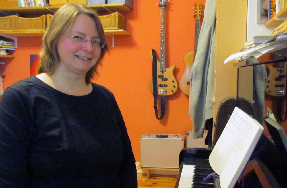 Elke Braun im Musikzimmer ihrer Rostocker Wohnung