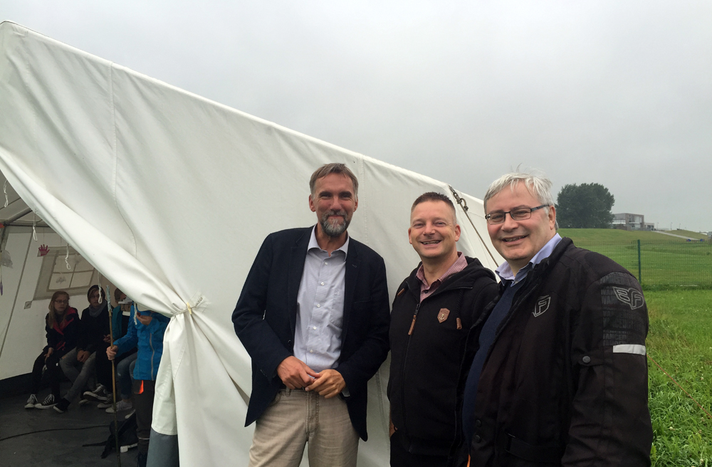 Bischof Jan Janssen mit Diakon Volker Pickrun, Beauftragter für „Kirche unterwegs“, und Pfarrer Dr. Klaus Lemke-Paetznick, Beauftragter für die „Urlauberseelsorge entlang der See“, auf dem Campingplatz in Dangast (v.l.)