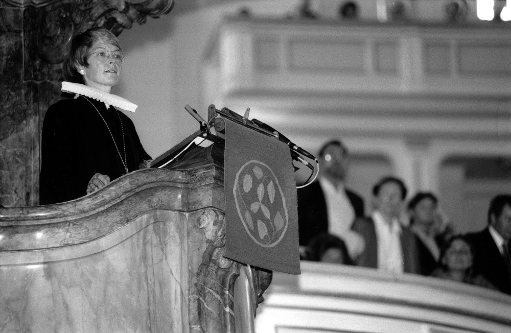 Maria Jepsen wurde am 30.08.92 in der Hamburger Hauptkirche St. Michaelis offiziell zur weltweit ersten lutherischen Bischöfin ernannt.