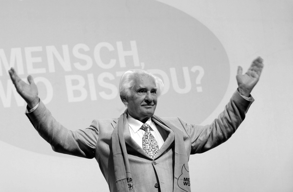 Jörg Zink war ein gefragter Redner. Das Bild zeigt ihn beim evangelischen Kirchentag in Bremen 2009