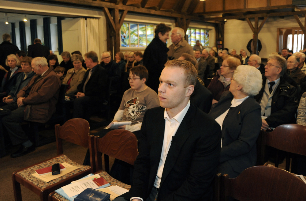 Johannes Kneifel wartet in der evangelischen Friedenskirche in Unterlüß bei Celle auf seinen Vortrag