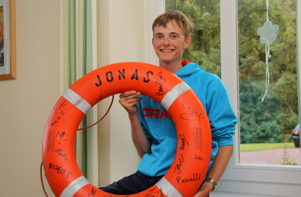 Jonas Buja bekam einen Rettungsring als Erinnerung an den Einsatz auf der Iuventa