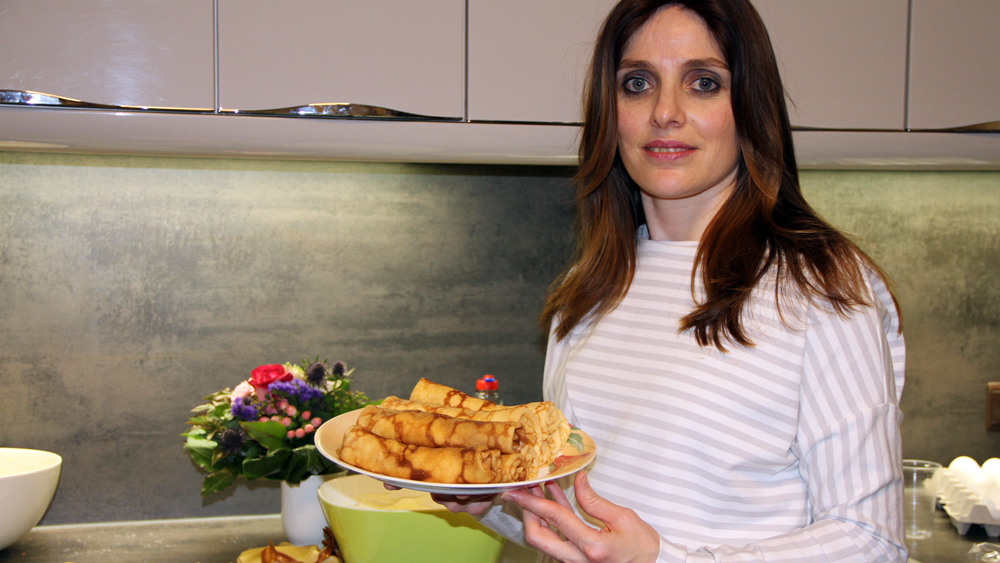 Chani Bistritzky präsentiert Blintzes, mit Vanillepudding gefüllte Pfannkuchen