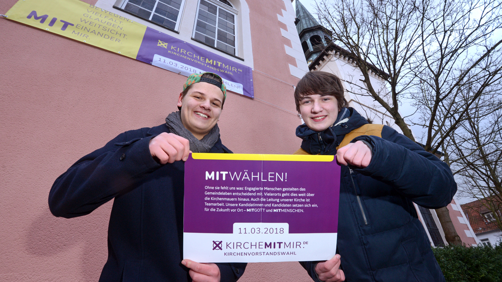 Joe Moebius (17, li.) und Henry Boos (16) werben vor der Kirche in Burgdorf für die Wahl