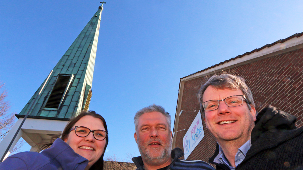 Vor der Jugendkirche (v.l.): Farina Hubl, Joachim Mohwinkel und Martin Kütemeyer