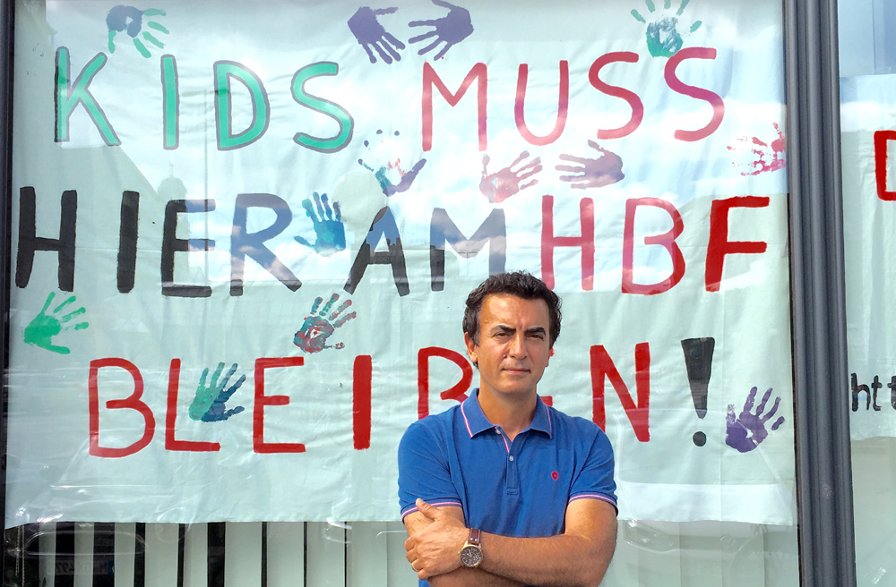 Yusuf Uzundag vor den Räumen des Straßenprojekts "KIDS"