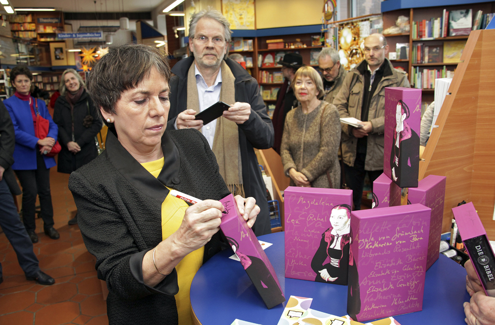Margot Käßmann signiert in einer Buchhandlung in Hannover den Schuber, den sie selbst gestaltet hat