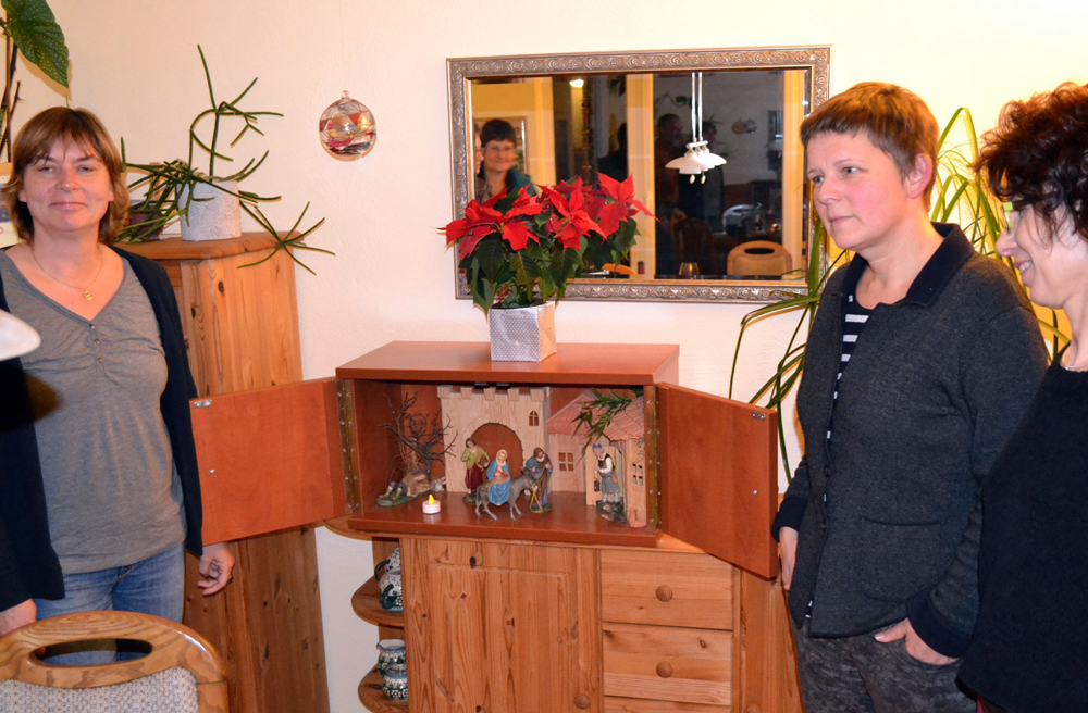 Dieser Schrank mit Maria und Josef wandert auf Rügen von Haus zu Haus