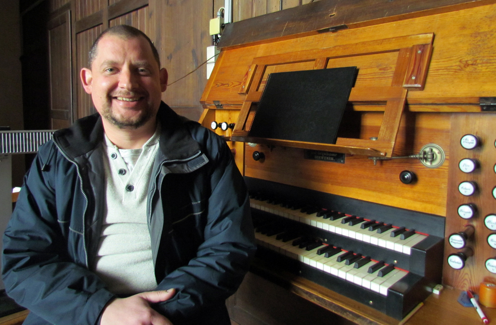 Napoleòn Savelli Poggio an seiner Orgel in Boizenburg