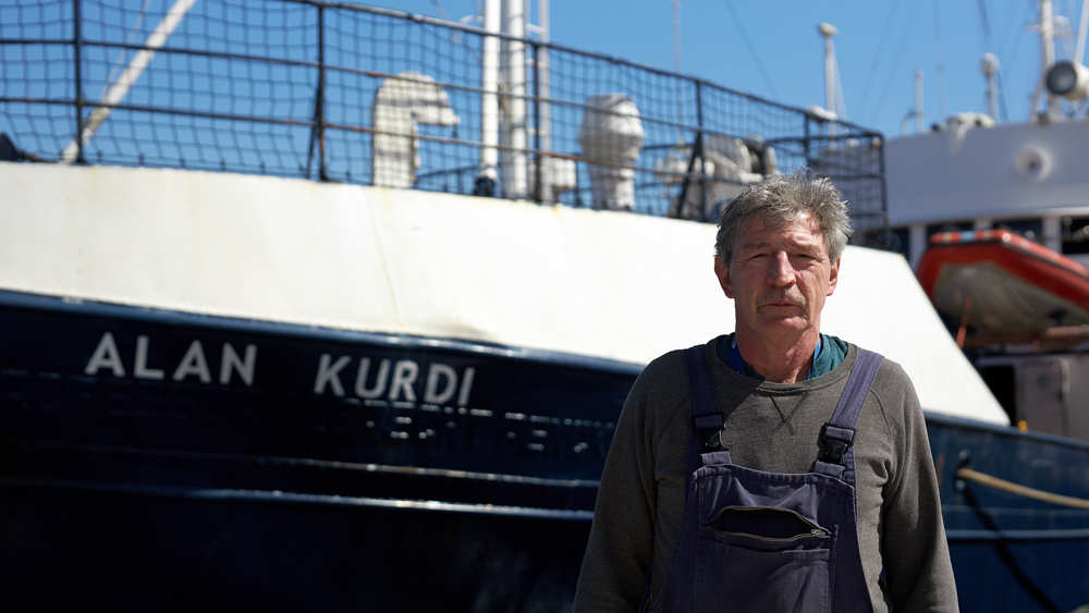 Der Hamburger Kapitän Werner Czerwinski vor der "Alan Kurdi"