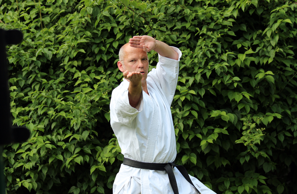 Martin Klatt ist Karate-Meister und Pastor am Lübecker Dom