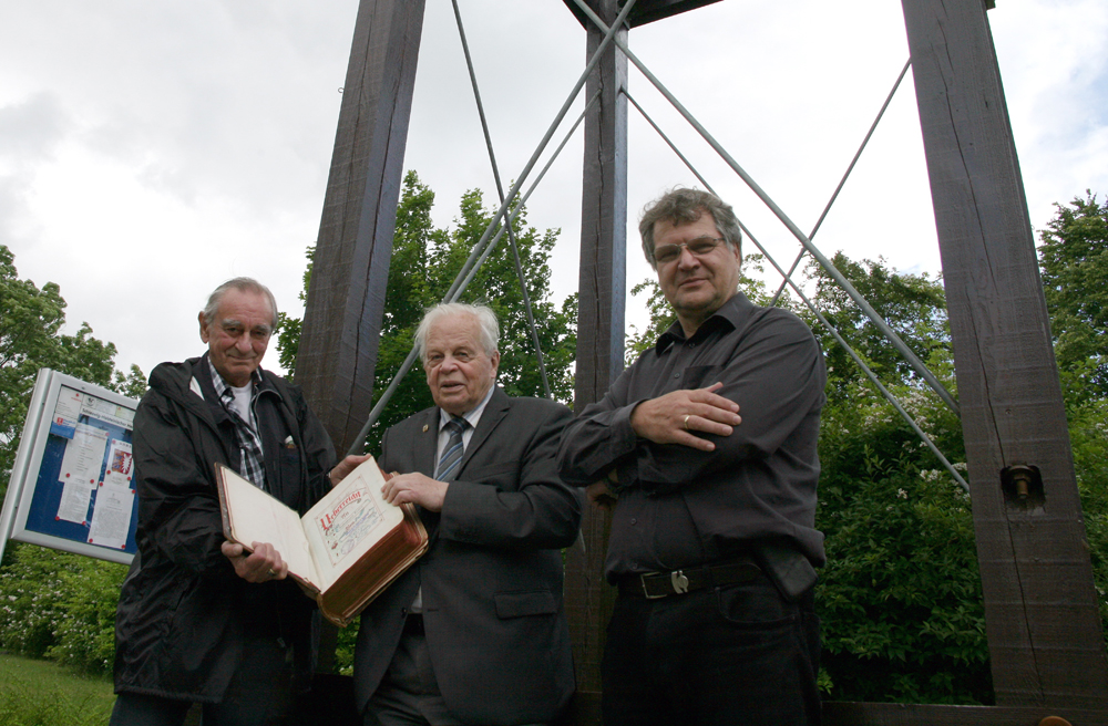 Rudi Hahn, Helmut Ohl und Pastor Fredt Winkelmann (v.l.) präsentieren die Altarbibel des früheren Flüchtlingslagers Karkkamp