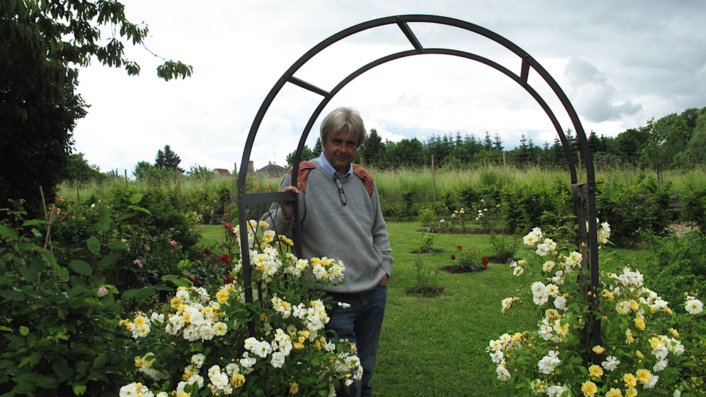 Ulrich Kasparick in seinem Rosengarten