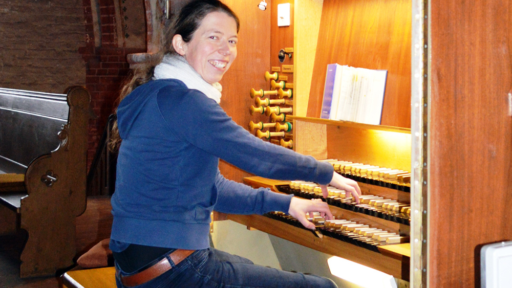 Katharina Rau an der Orgel in Plau am See