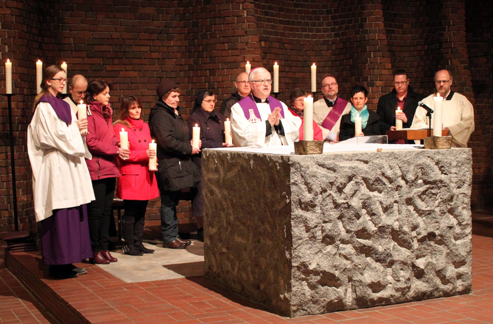 Bischof Heiner Koch übergibt zum Start des neuen pastoralen Raums Rügen-
Stralsund-Demmin den Akteuren eine Kerze