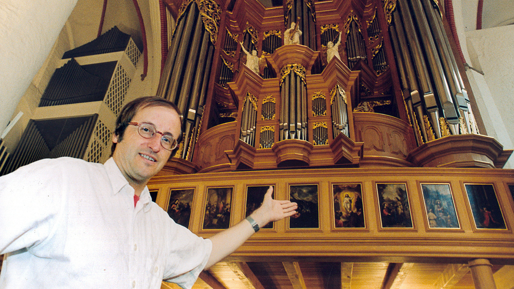 Rudolf Kelber im August 1998 vor der Orgel der Hauptkirche St. Jacobi