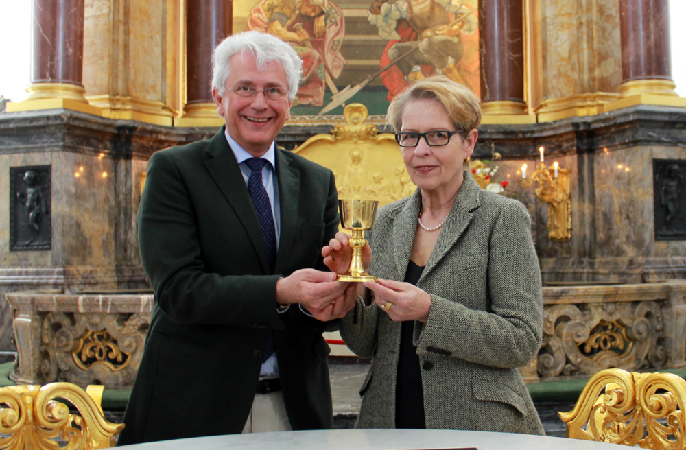 Michel-Hauptpastor Alexander Röder und Silberschmiede-Meisterin Margarete Oehlschlaeger präsentieren den restaurierten Kelch