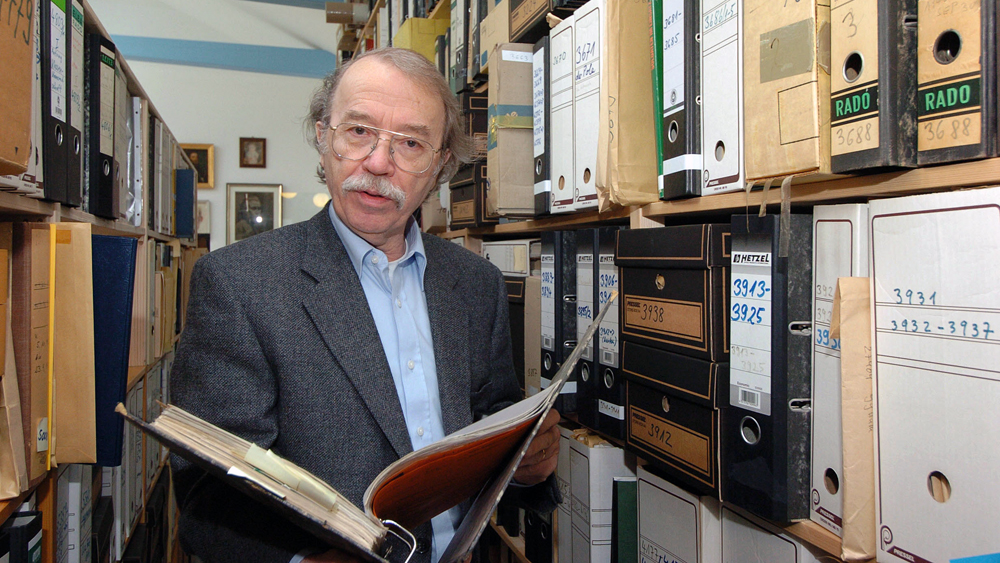 Walter Kempowski im März 2004 in seinem Foto-Archiv