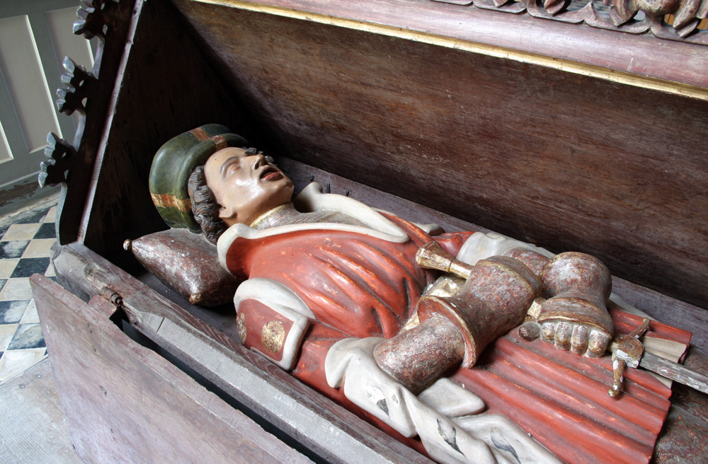 Der Herzog aus Holz in seinem aufklappbaren Sarg