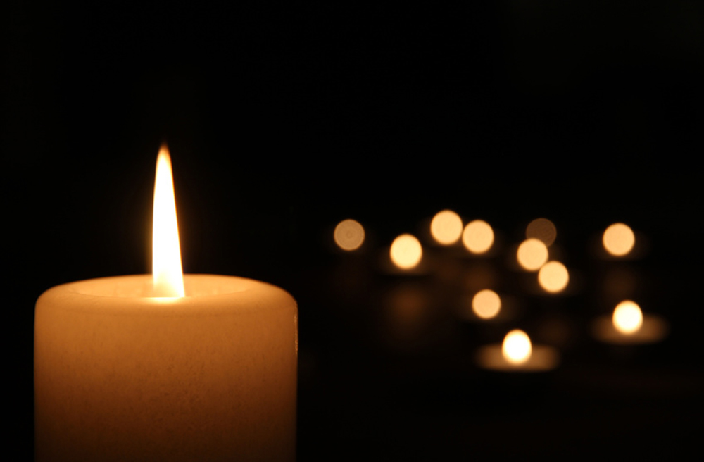 Kerzen brennen zum Gedenken (Symbolbild)