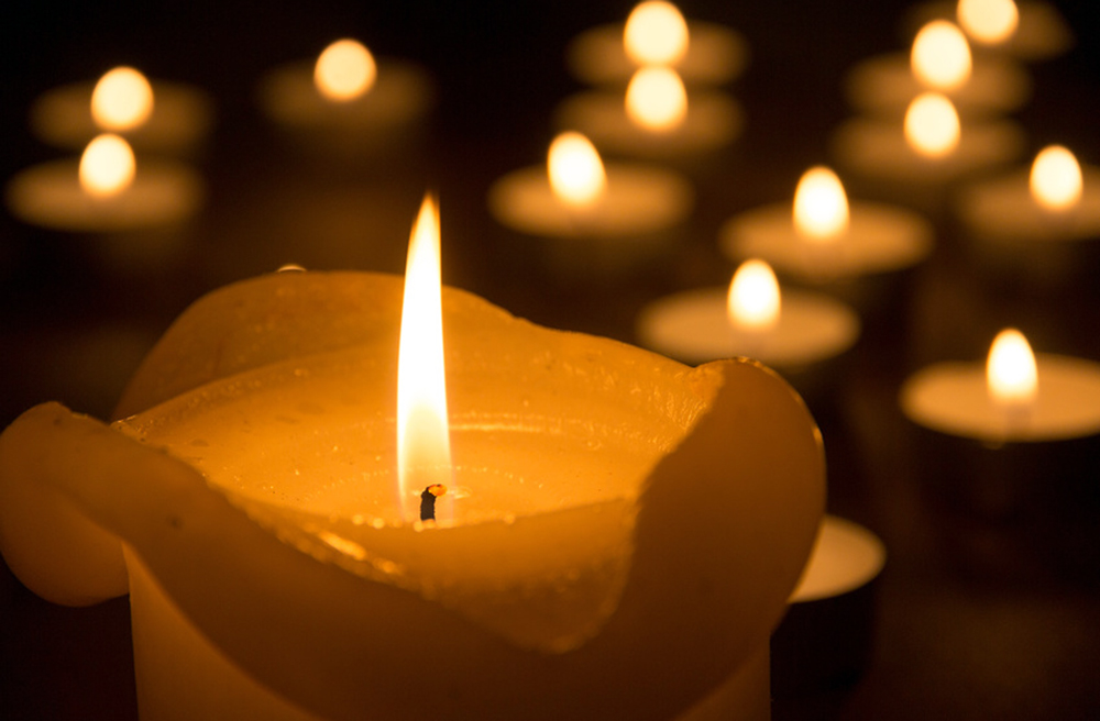 Kerzen leuchten für früh verstorbene Kinder