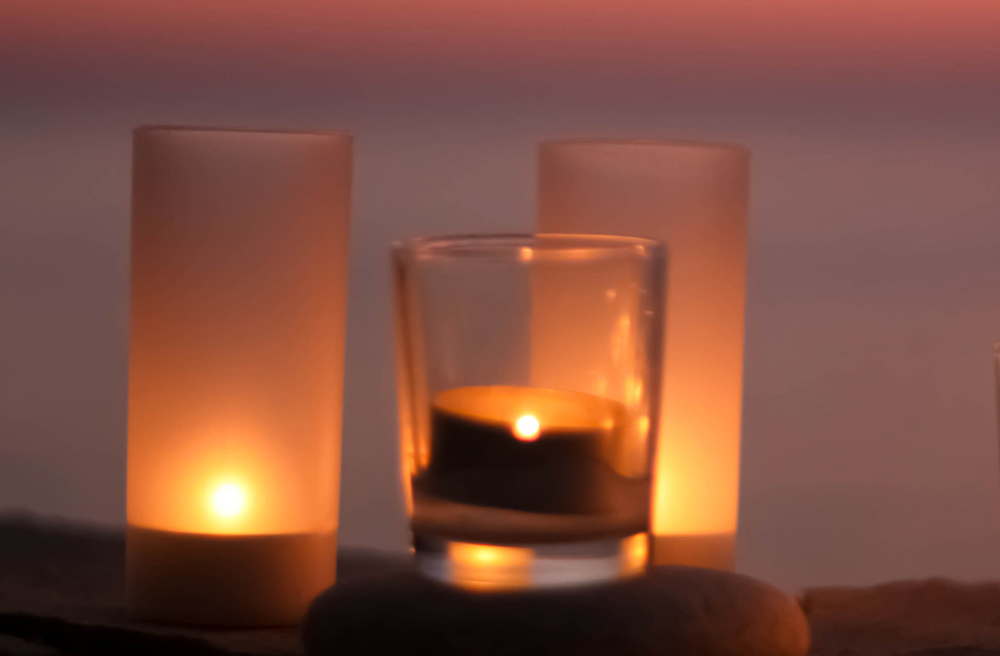 Kerzen brennen für verstorbene Kinder