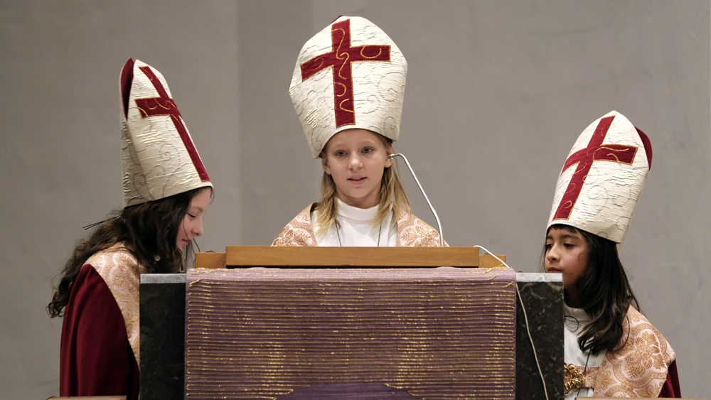 Julia, Mathilde und Emma (v.l.) bei ihrer Rede während des Gottesdienstes