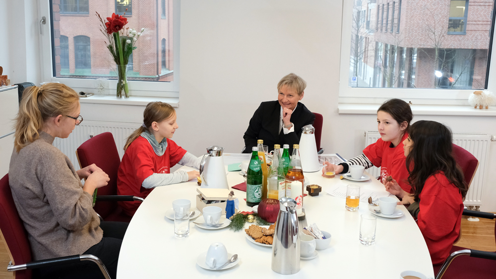 Die Kinderbischöfinnen besuchen mit Lehrerin Janina Kahl die Bischöfin Kirsten Fehrs