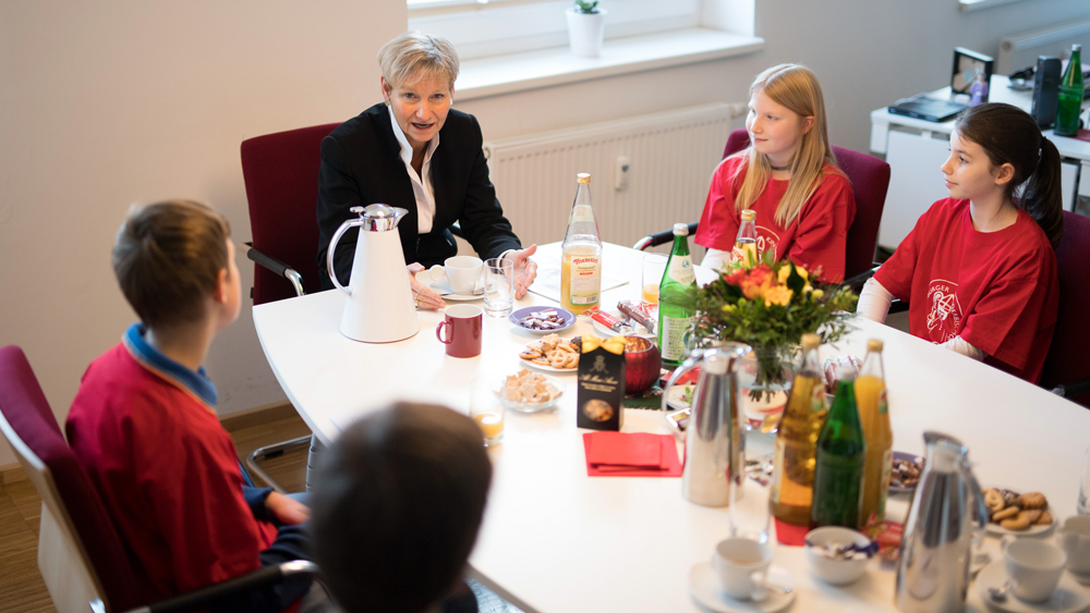 Die Kinderbischöfe diskutieren mit Bischöfin Kirsten Fehrs