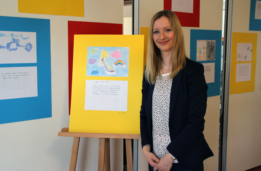 Vikarin Anna Cornelius zeigt eines der Bilder, die ihre Schüler zum Thema „Tod“ gemalt haben