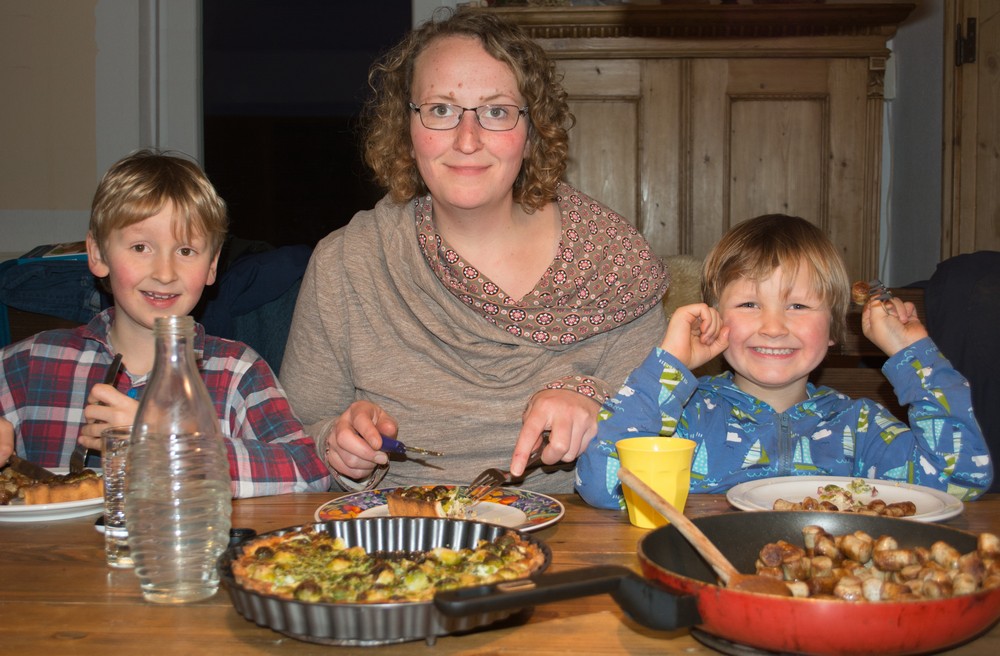 Beim Frühstück: Mutter Antje (35) mit ihren Kindern Ruben (7, li.) und Rasmus (4)