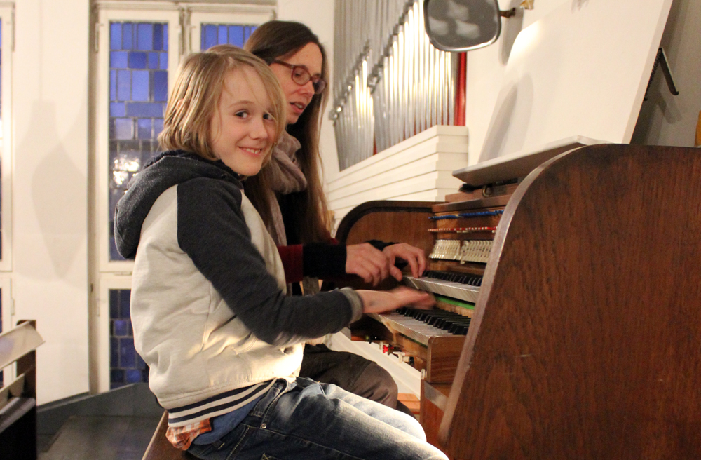 Hans (8) spielt Orgel, seine Lehrerin Kerstin Petersen schaut genau hin