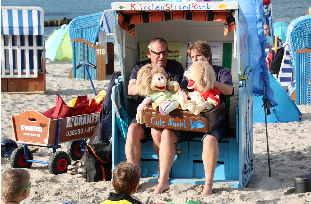 Corinna Paulekuhn und Werner Poddey luden in den Kirchen-Strandkorb ein