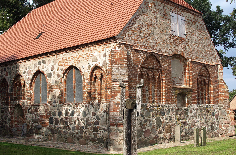 Die St.-Johannes-Evangelist-Kirche in Liepe auf Usedom
