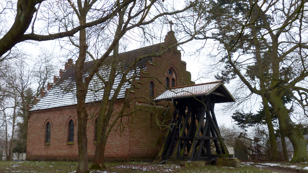 Die Kirche von Lübs mit ihrem Glockenstuhl