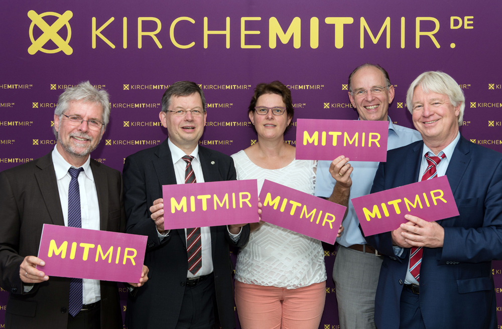 Präsentation des Wahlmottos (v.l.): Kirchenpräsident Martin Heimbucher, Landesbischof Christoph Meyns, Oberkirchenrätin Susanne Teichmanis, Landesbischof Ralf Meister und Landesbischof Karl-Hinrich Manzke