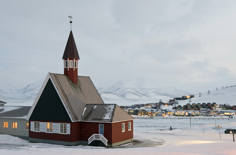 Die nördlichste Kirche der Welt auf Spitzbergen, im Dämmerlicht des arktischen Winters