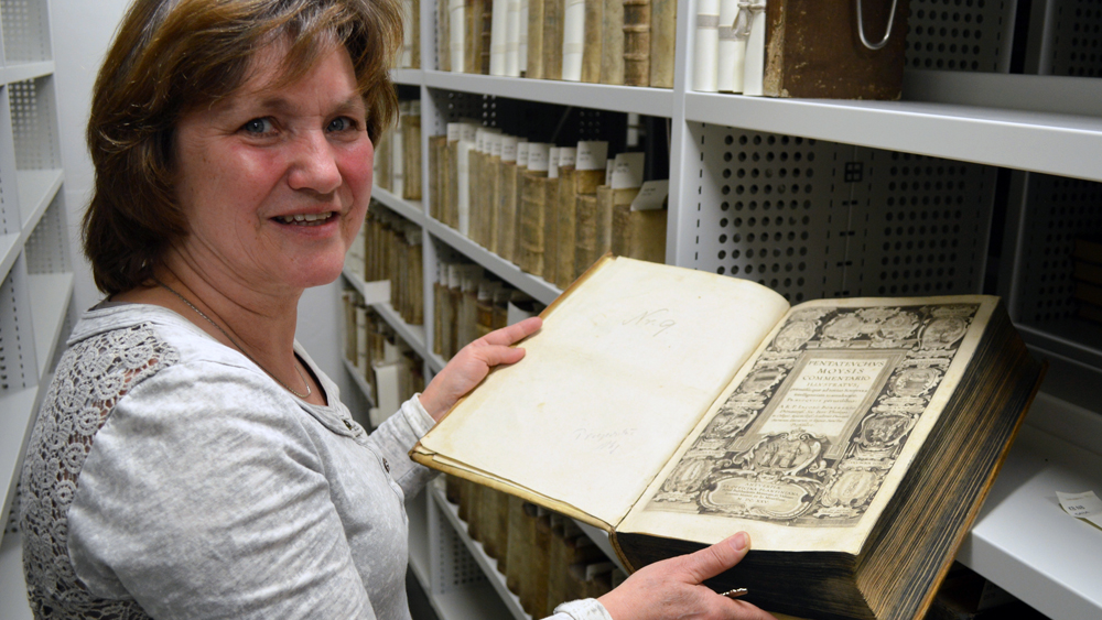 Jutta Tews von der Regionalbibliothek Neubrandenburg präsentiert einen Bibelkommentar von 1625