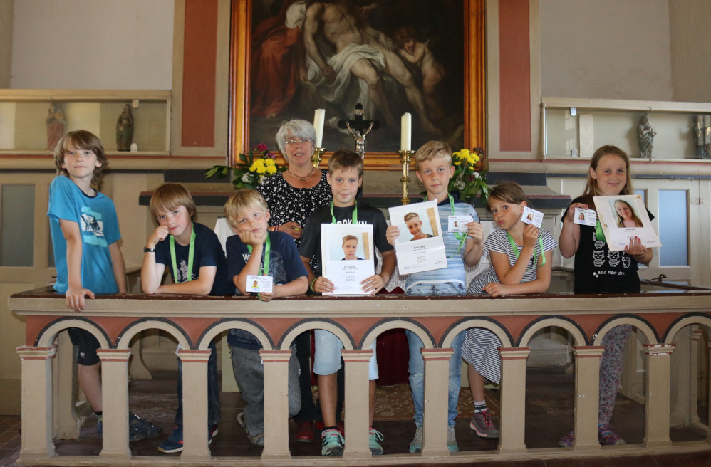 Sieben Schüler aus Benz erzählen Gästen von ihrem fundierten Wissen über die St.-Petri-Kirche
