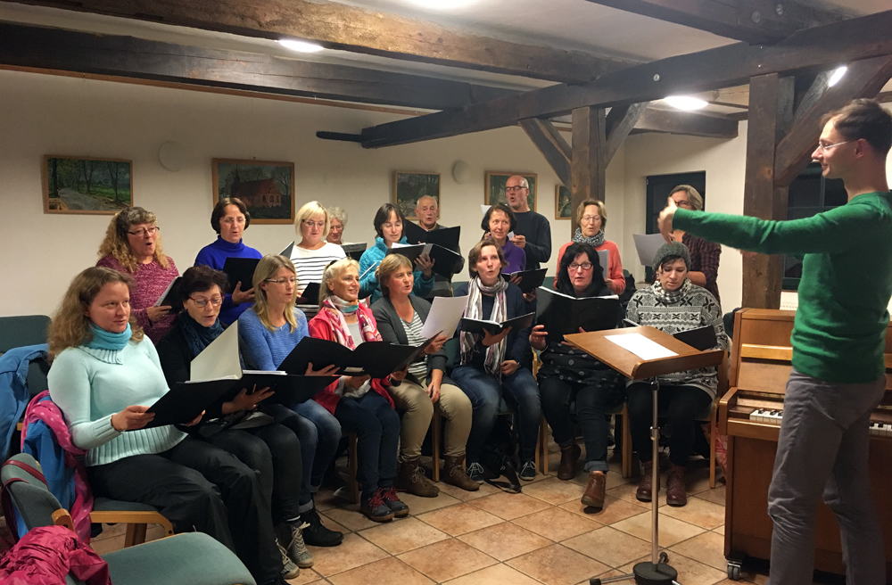 Kantor David Suchanek dirigiert einen Chor in Kühlungsborn