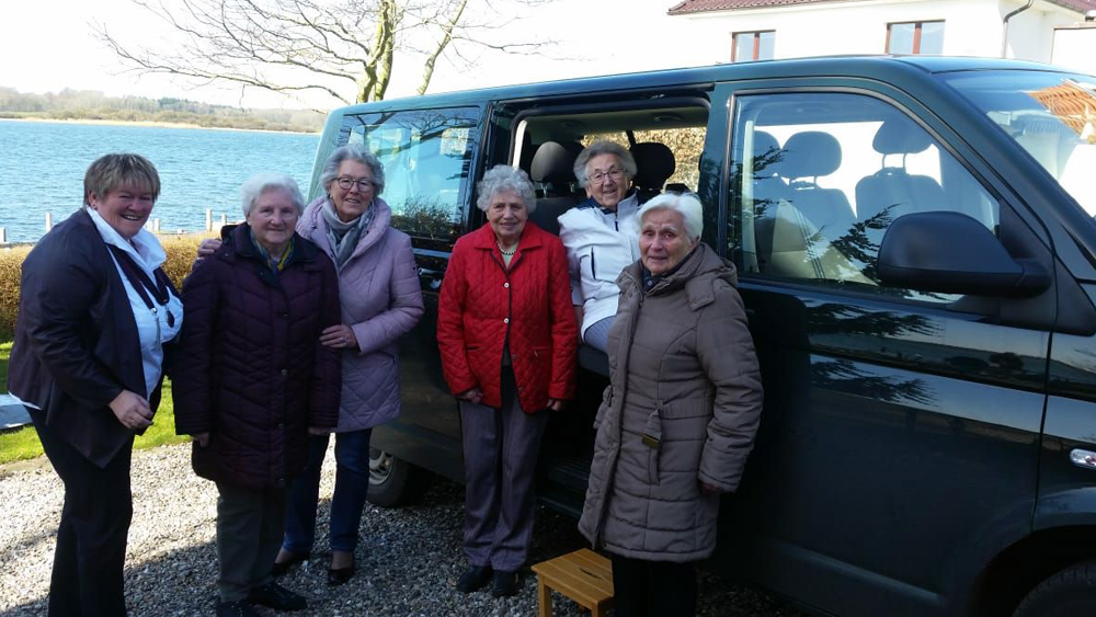 Dörte Weber (l.) mit den Fahrgästen, die sie im Kirchentaxi zum Gottesdienst bringt