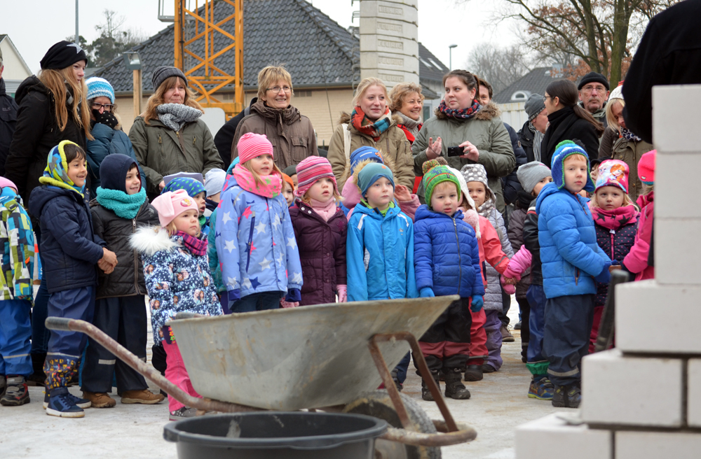 Kita-Kinder bei der Grundsteinlegung