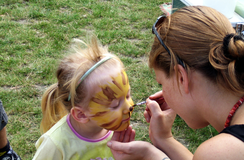 Kinder zu schminken, ist nur eine Aufgabe der Erzieher